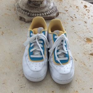 NIKE AIR LOW TOP TENNIS SHOES